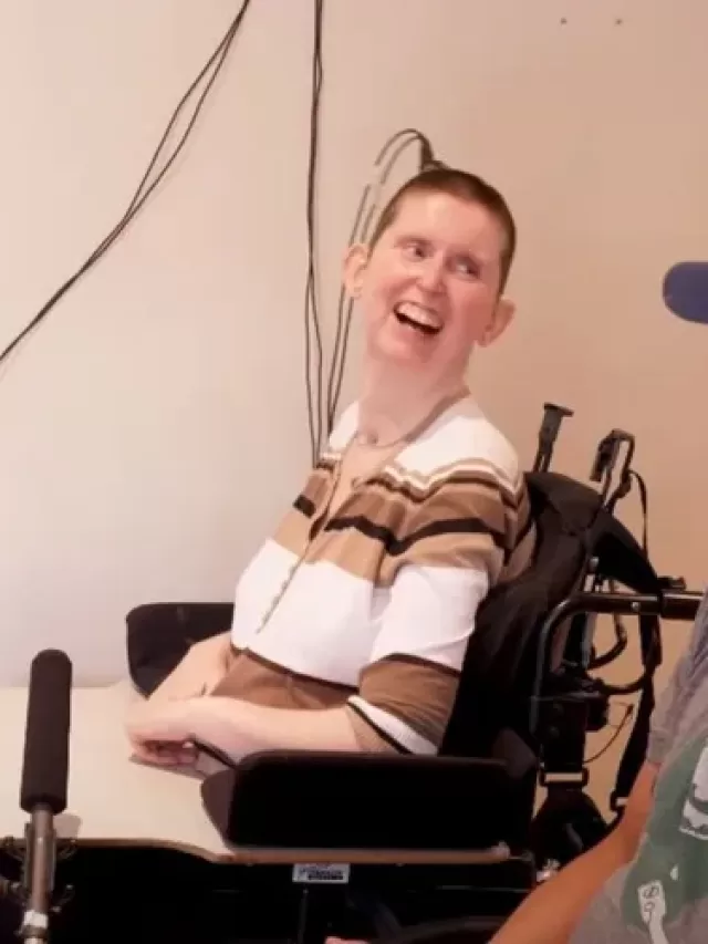 Inteligência artificial ajuda mulher a voltar a ‘falar’