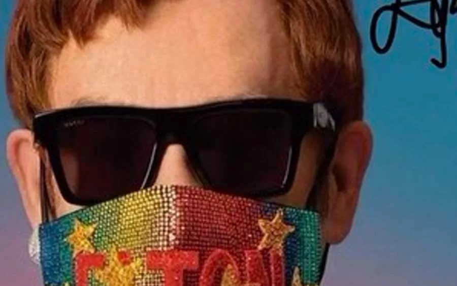Elton John foi levado ao hospital após acidente em casa na França