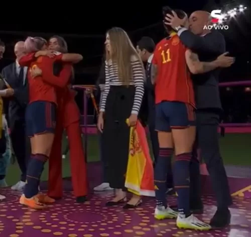 Copa do Mundo feminina: jogadora da Espanha leva beijo na boca