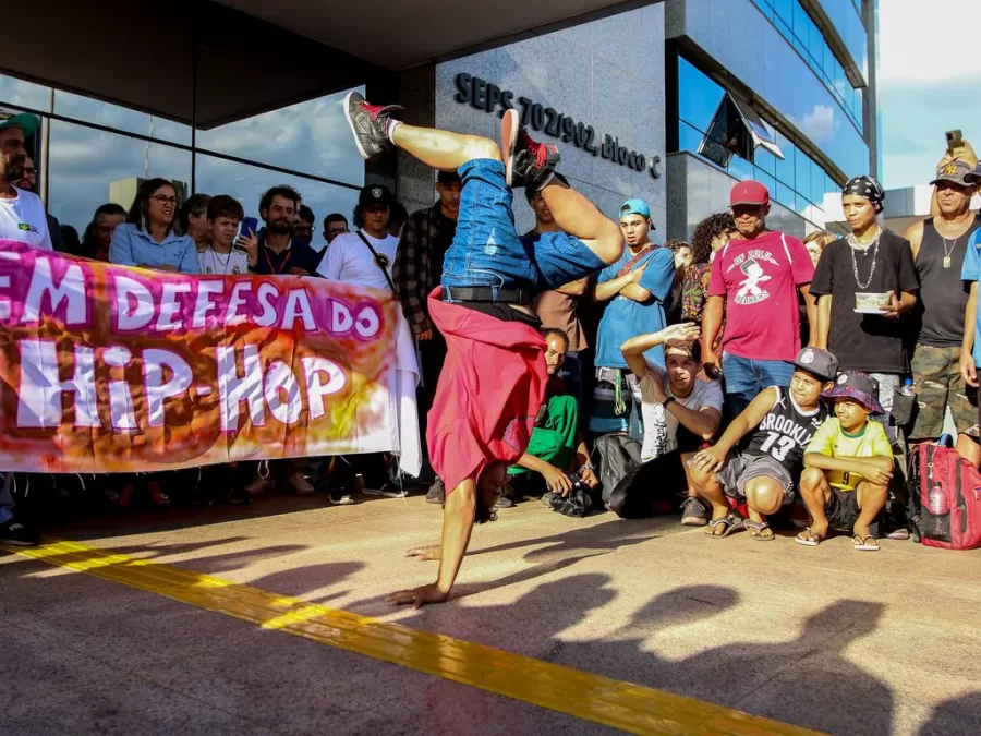 O movimento Hip Hop brasileiro, durante marcha da Cultura Hip Hop em celebração ao Cinquentenário mundial da Cultura Hip Hop (José Cruz/Agência Brasil)