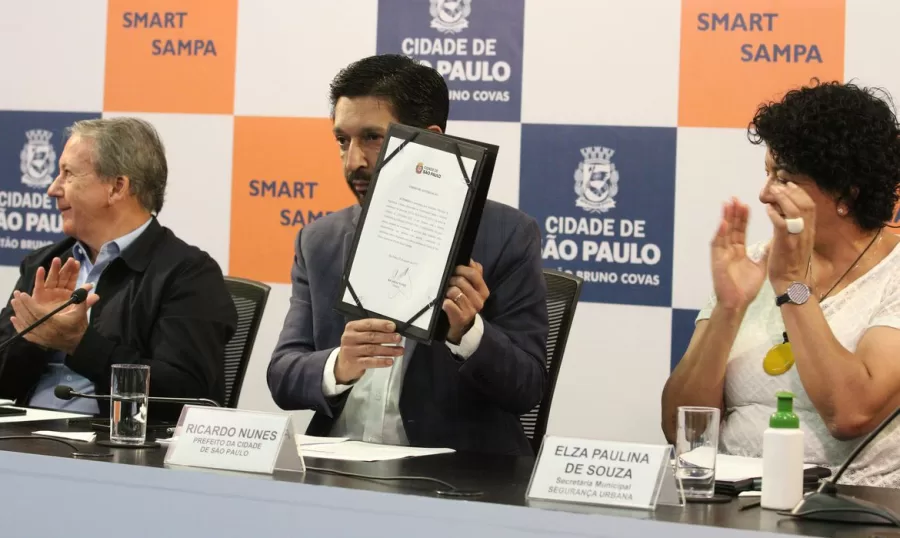 O prefeito de São Paulo, Ricardo Nunes, assina contrato com projeto Smart Sampa, que prevê a distribuição de câmeras de monitoramento em toda capital, na sede da prefeitura (Foto: Rovena Rosa/Agência Brasil)