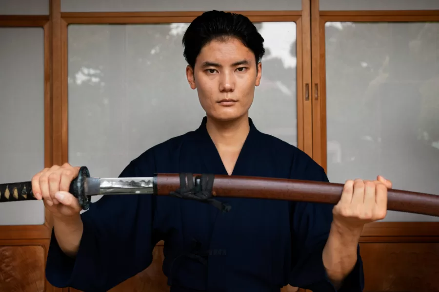 Escolher a melhor arma entre a Katana e a Espada Longa tem sido motivo de debate entre entusiastas e estudiosos das artes marciais.