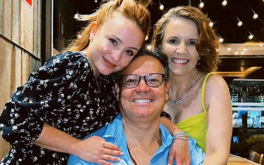 Em Comovente Entrevista, Mãe de Larissa Manoela Expressa Arrependimento e Sofre Mal-Estar