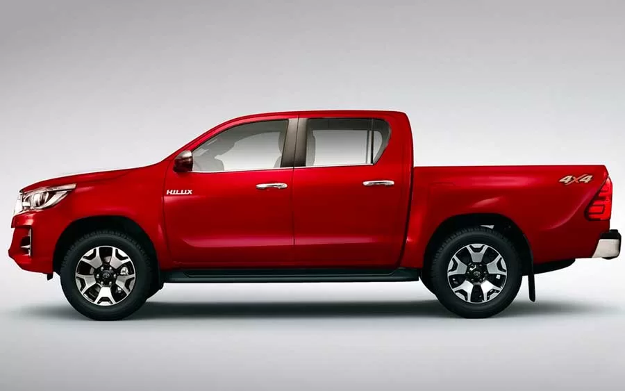 A Toyota Hilux SRV 2.8 Turbo 4x4 AT CD 2019 transcende as fronteiras da robustez, combinando desempenho excepcional com confiabilidade inabalável.