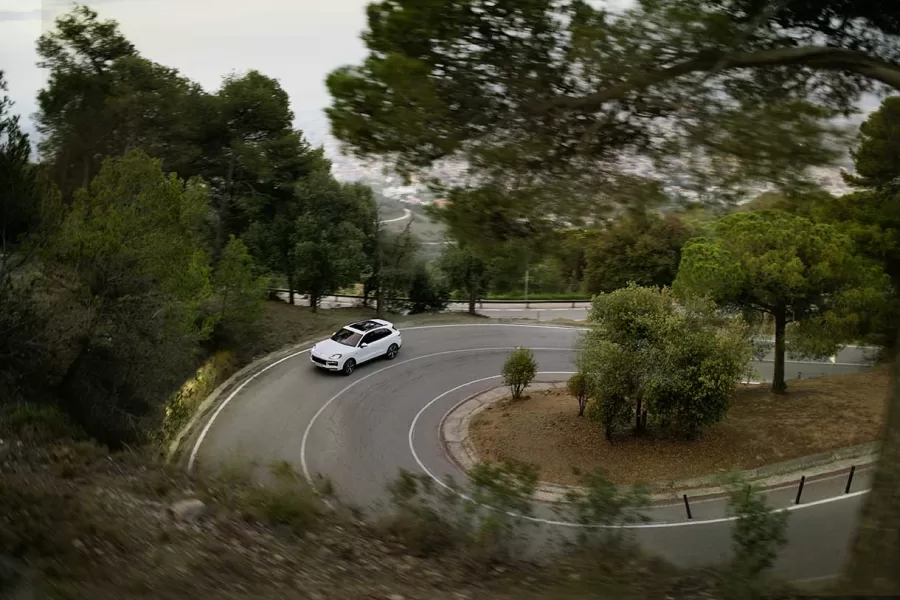O Novo Porsche Cayenne S E-Hybrid: Equilibrando Desempenho e Sustentabilidade