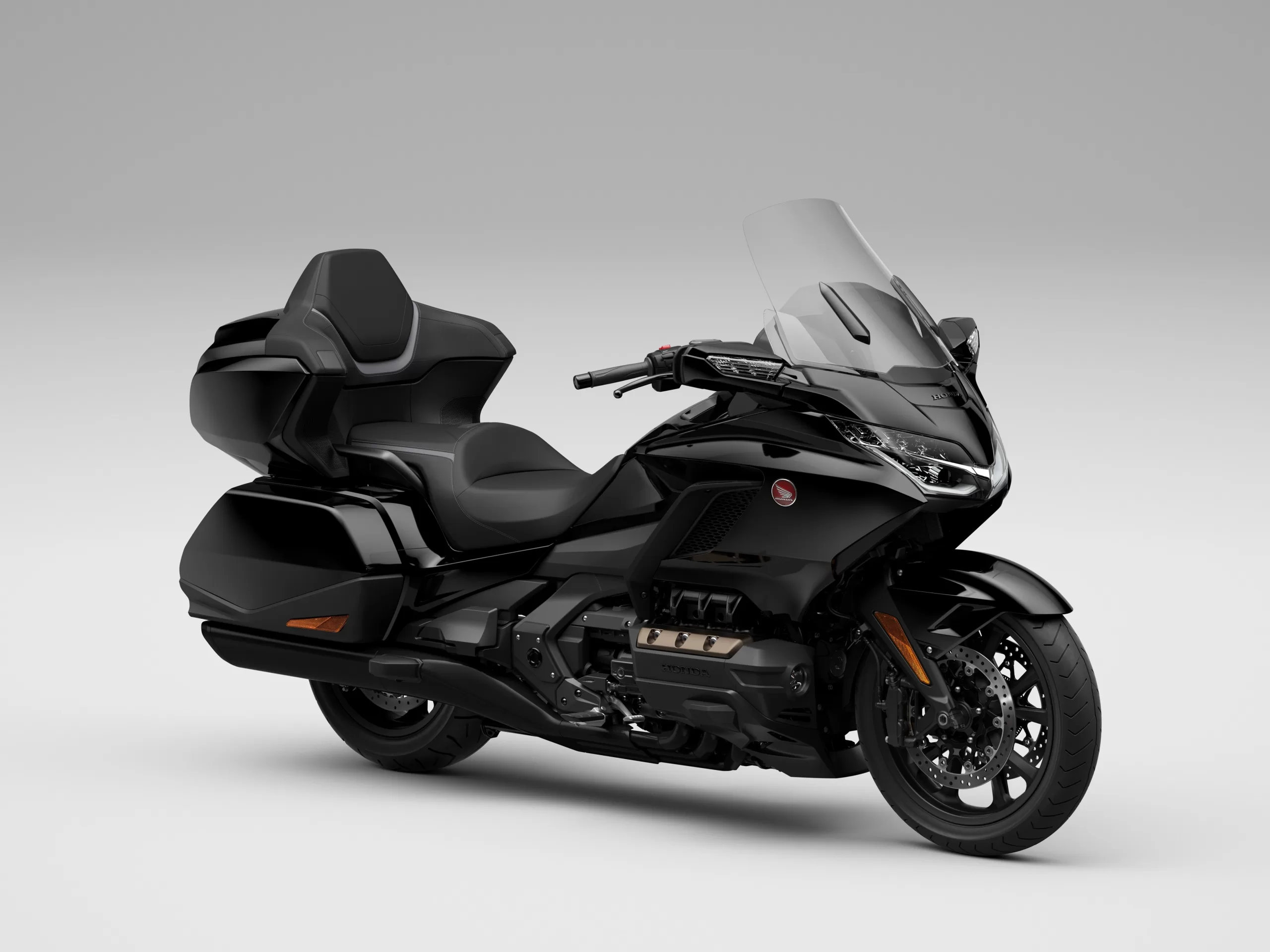 Descubra o significado da liberdade sobre duas rodas com a Honda Gold Wing 2024, onde o destino é apenas o começo da sua jornada.