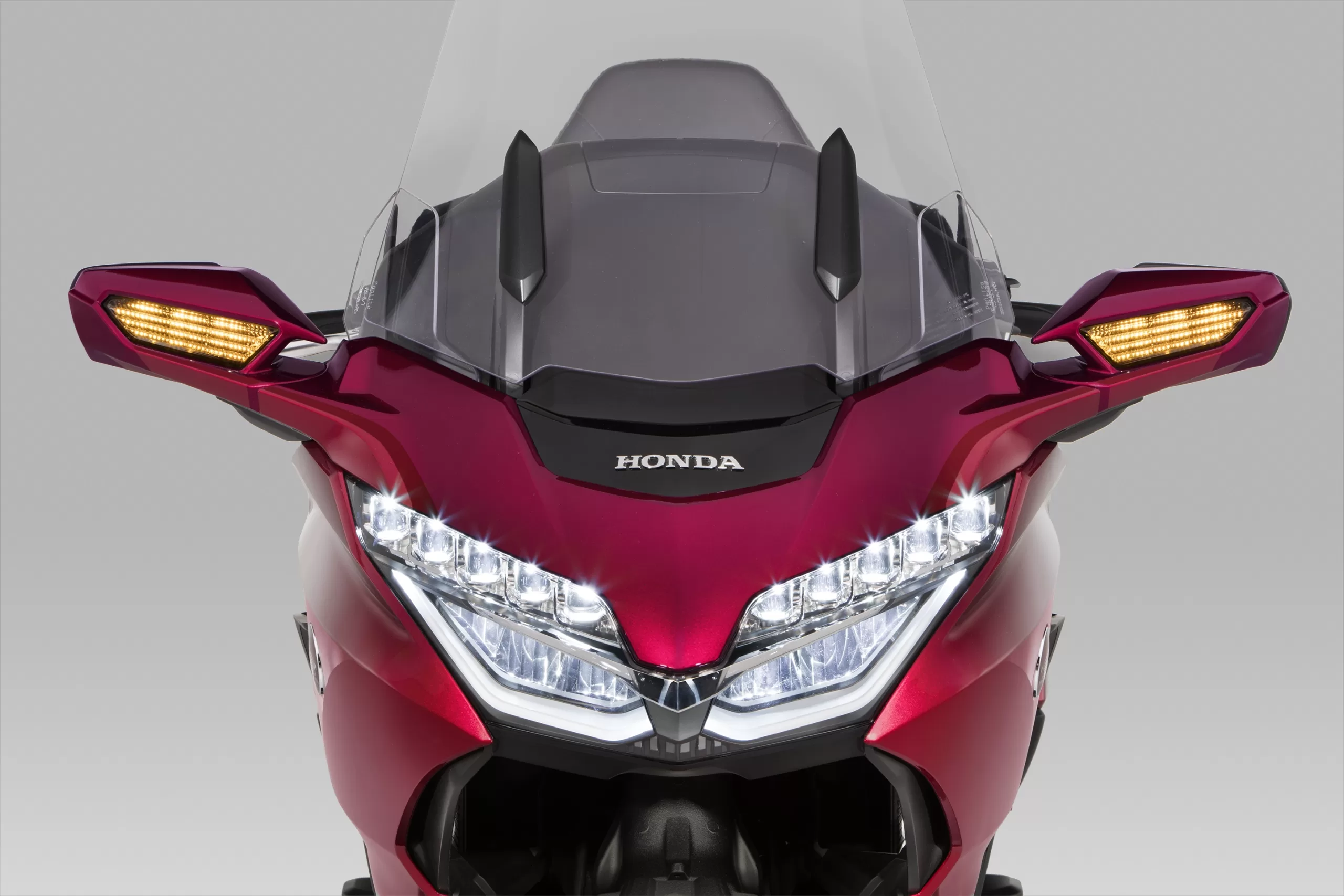 Viagens de longa distância nunca foram tão agradáveis quanto com a Honda Gold Wing 2024, uma verdadeira máquina de turismo.