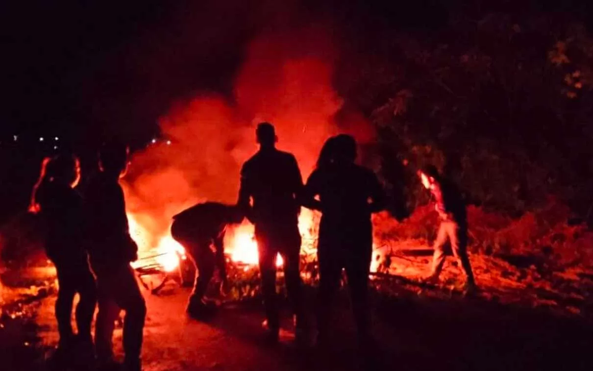 Membros do povo Xokleng se opõem ao fechamento da barragem, argumentando que isso levará à inundação de seu território e das aldeias mais baixas, resultando em um confronto com a polícia.