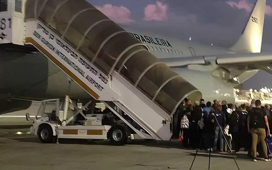 Avião com brasileiros repatriados de Israel chega ao Brasil
