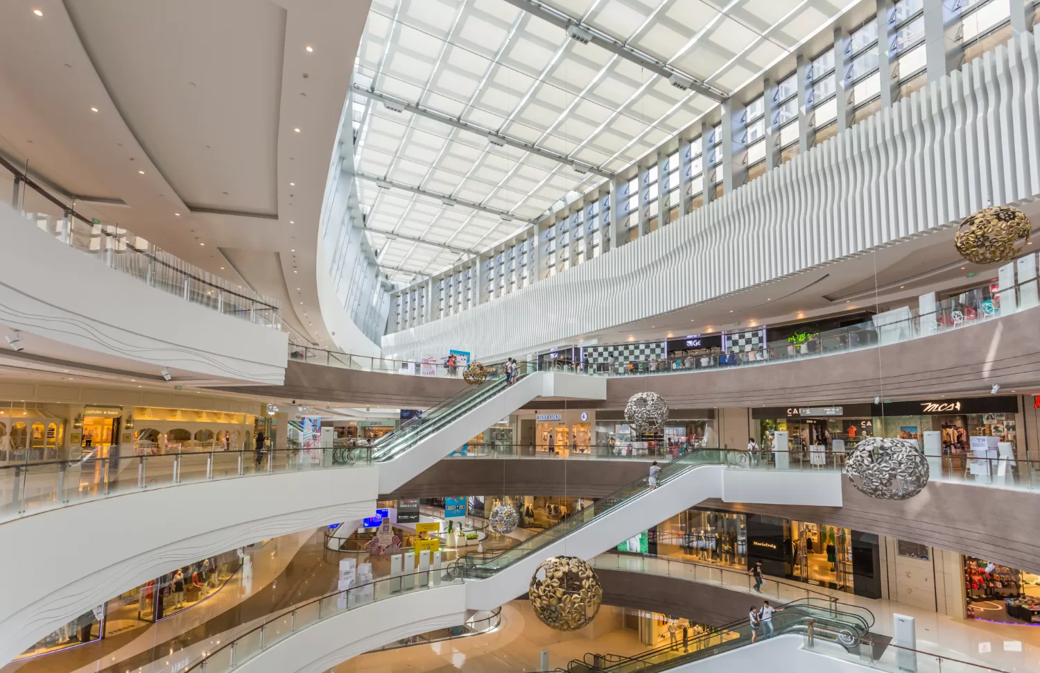 O panorama do varejo brasileiro, especialmente nos shopping centers, continua a ser desafiador, com um aumento significativo no fechamento de lojas em agosto de 2023. 