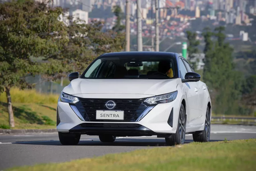 Novo Nissan Sentra 2025 tem Design atualizado com nova grade “V-motion”