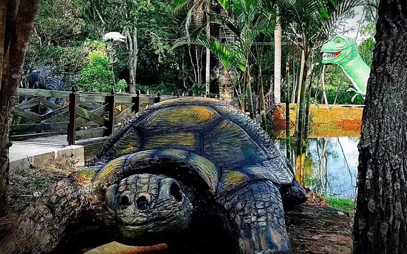 Após 20 anos, o Parque Ecológico Antônio Vieira de Almeida em Buri, São Paulo, foi reinaugurado em 15 de junho. Com entrada gratuita, o parque oferece trilhas, brinquedos e esculturas de dinossauros.