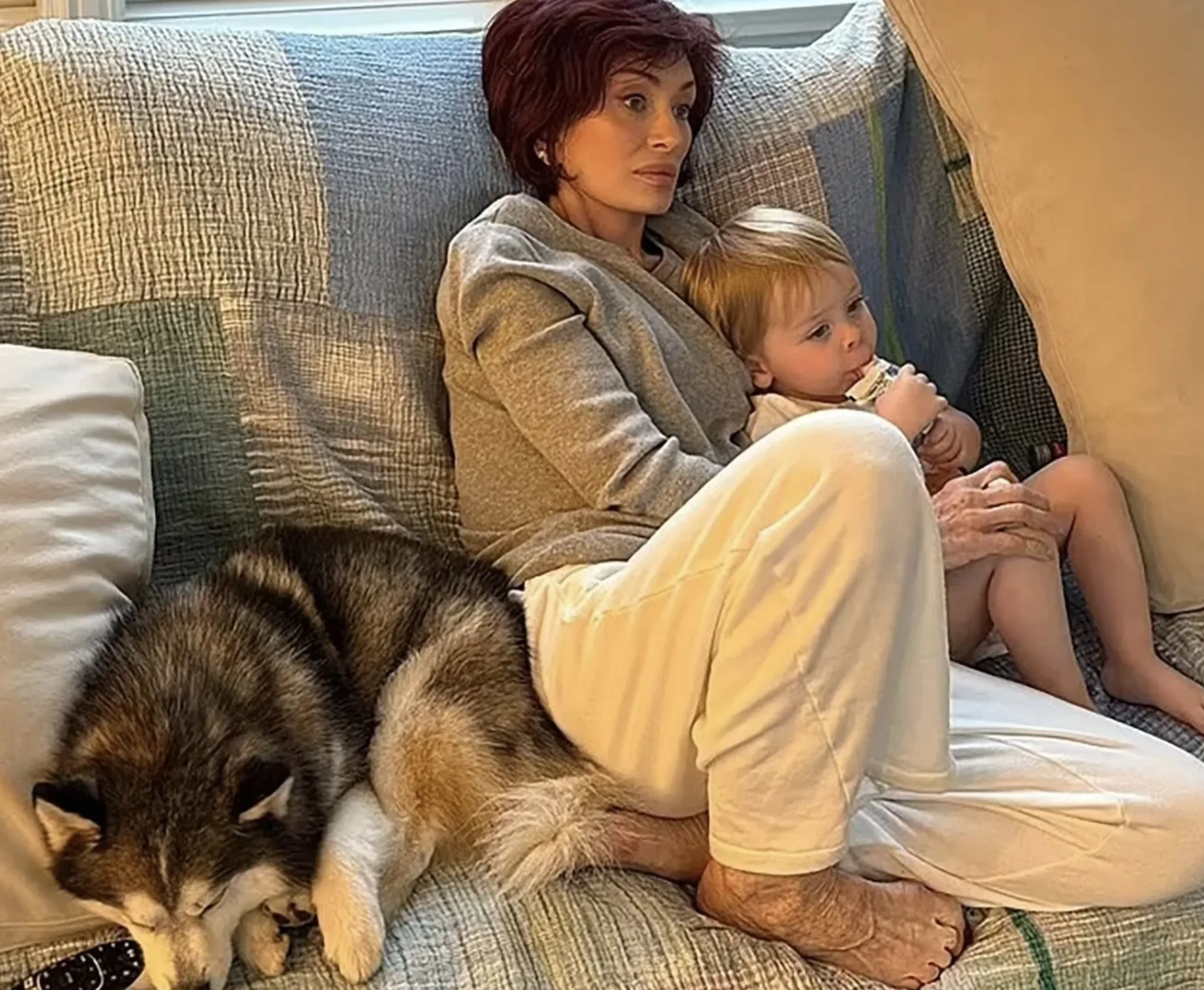A foto de Sharon com seu netinho foi escolhida pelo Eaily Mail para ilustrar o fenômeno "pé de Ozempic" • Sharon Osbourne/Instagram