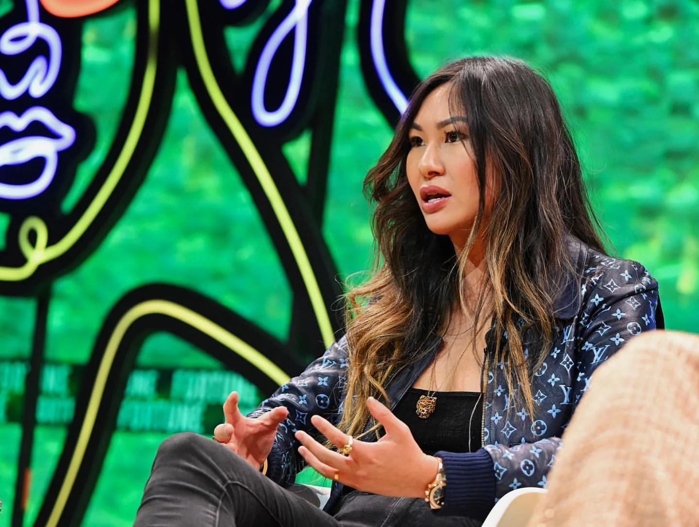 Filha de imigrantes chineses, Lucy aprendeu a programar criança. Abandonou a faculdade e entrou para um grupo que paga jovens para inovar.