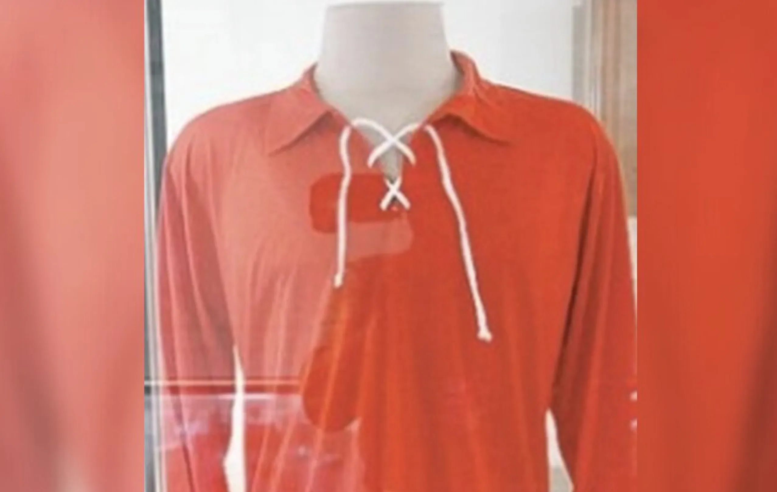 Camisa vermelha usada pela seleção brasileira no Sul-Americano de 1917 (Foto: Museu da Seleção Brasileira, Reprodução)