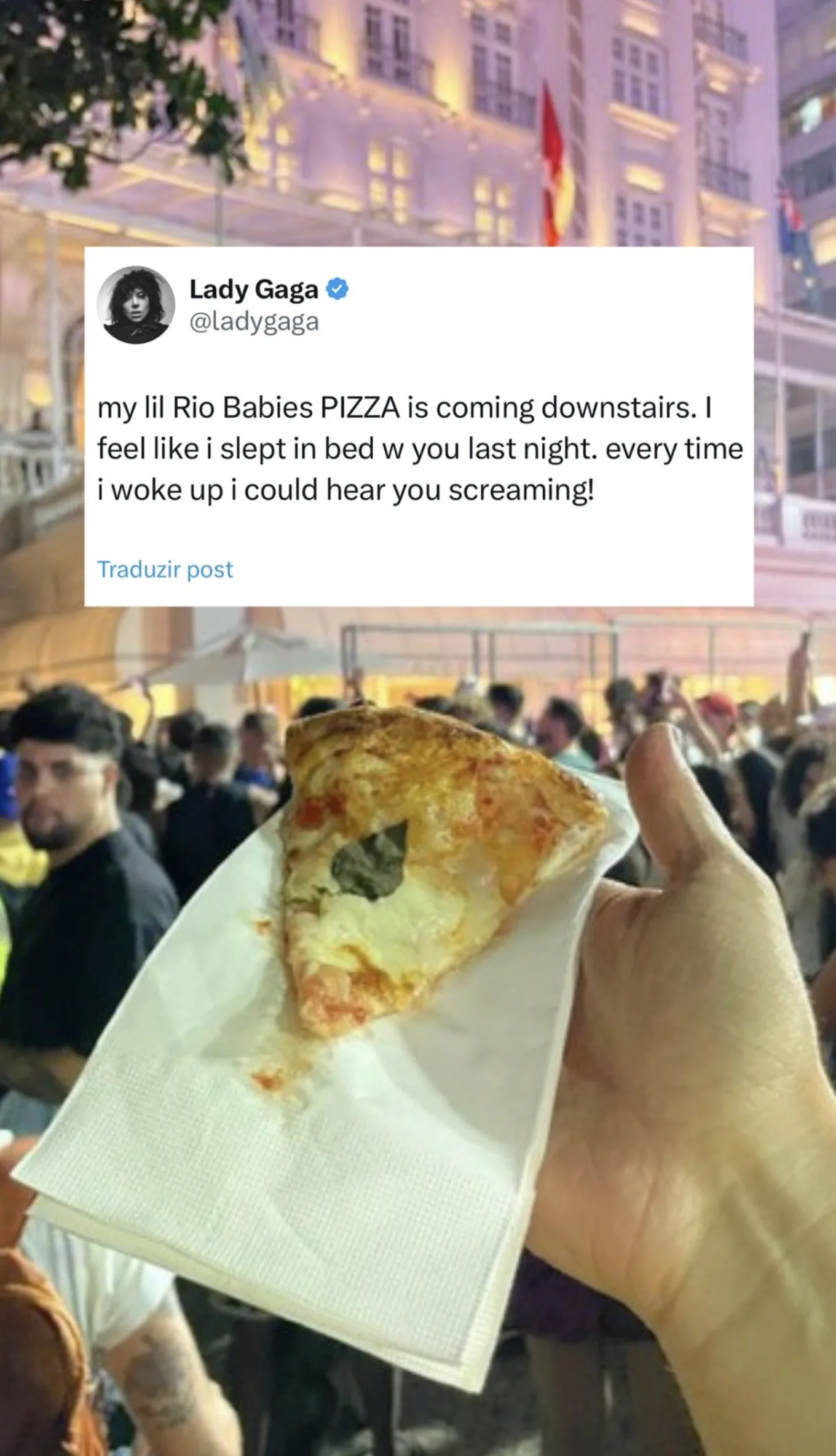 Fãs aguardam Lady Gaga há dias na porta do Copacabana Palace, no Rio. A artista ainda não apareceu, mas já movimenta a região com sua presença silenciosa - repodução / X / Update Gaga Brasil