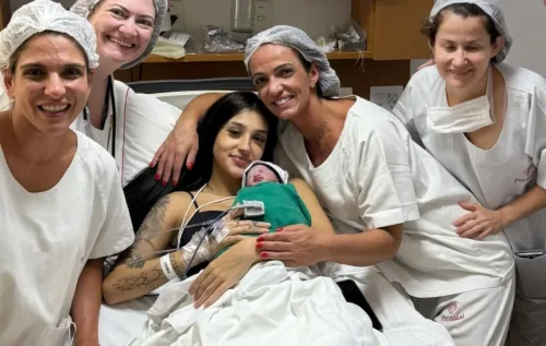 Bia explicou que mal aparece porque celulares são controlados na UTI. "Agora é hora de cuidar, não de mostrar", disse, focada na filha - instagram / realbiamiranda