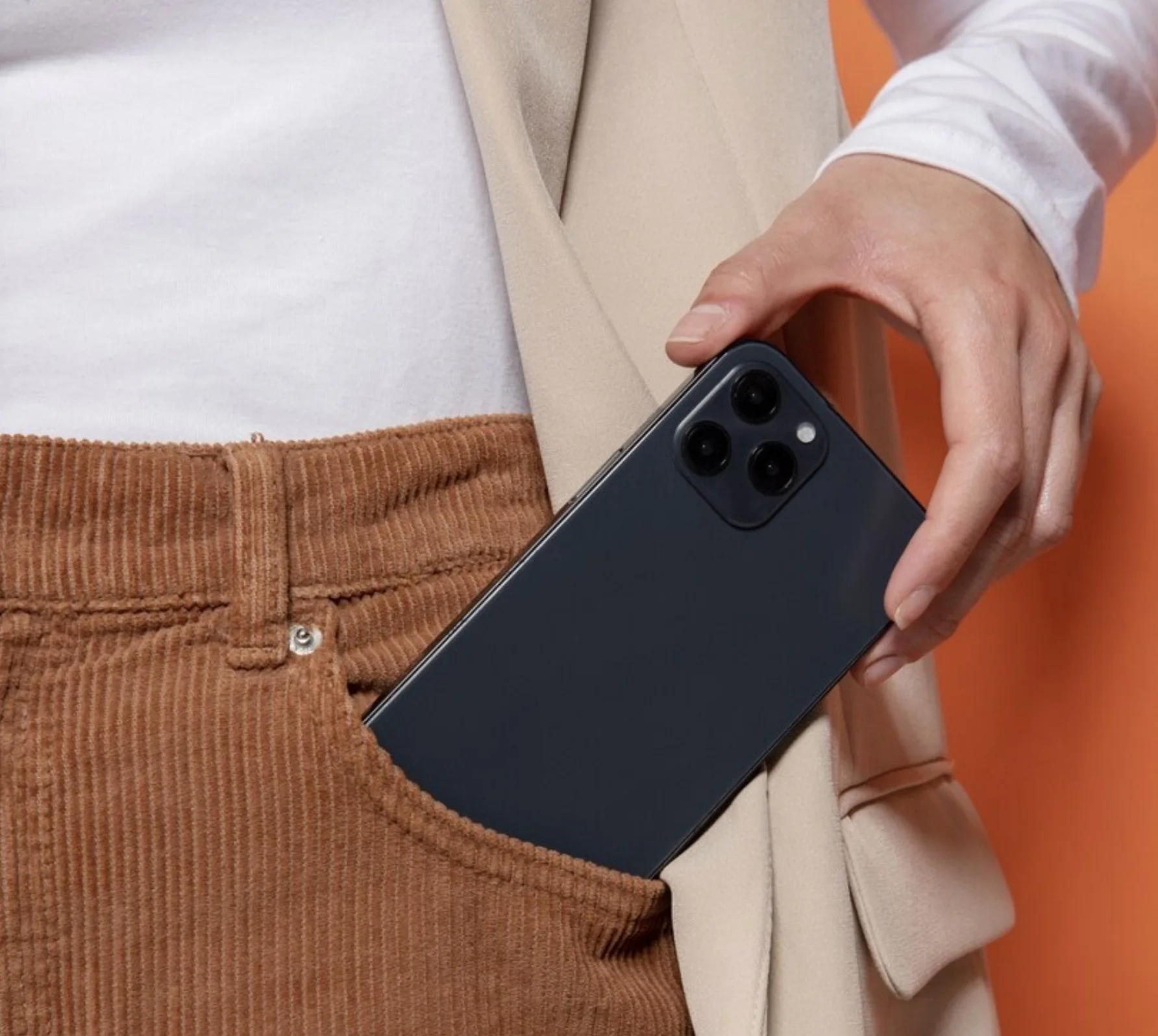 Celulares atuais usam vidros como Gorilla Glass e Ceramic Shield, que prometem maior resistência. Mas será que já é seguro abandonar o uso de capinhas no dia a dia?