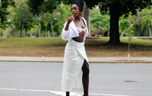 Leona é uma jovem batalhadora que enfrenta a dor de perder um bebê, abandonar os estudos e recomeçar a vida como babá de uma menina órfã - reprodução instagram / @claramoneke