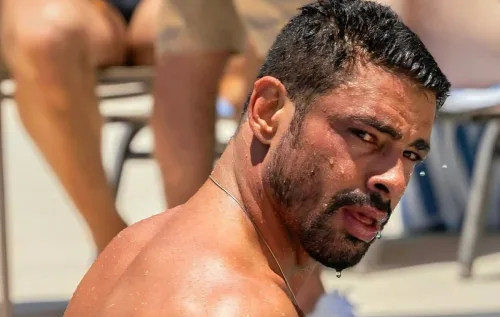 Cauã evitou repórteres, virou piada e ainda brilhou. A Globo lucrou com o buzz. E a pergunta que fica é: isso foi estratégia ou um risco calculado - reprodução instagram / @cauareymond