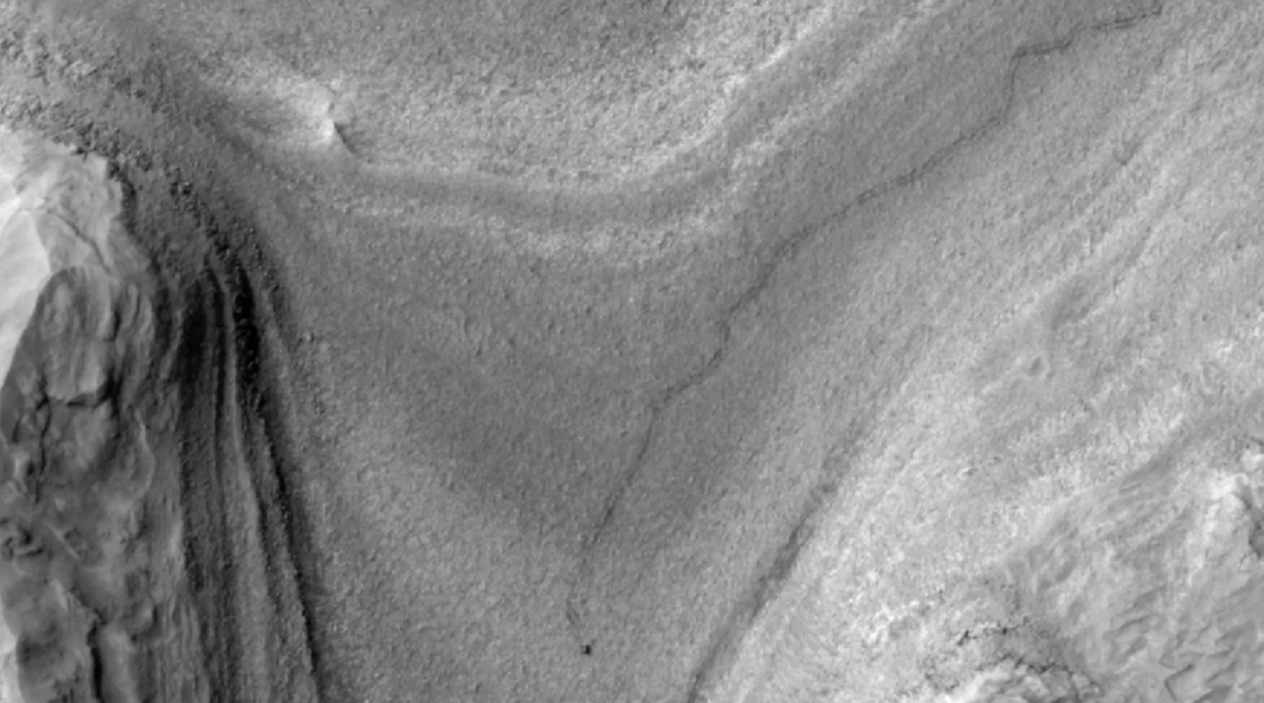 A sonda Mars Reconnaissance Orbiter da NASA capturou um momento histórico: o rover Curiosity foi flagrado andando no solo de Marte pela primeira vez em sua missão - Foto: Divulgação/NASA