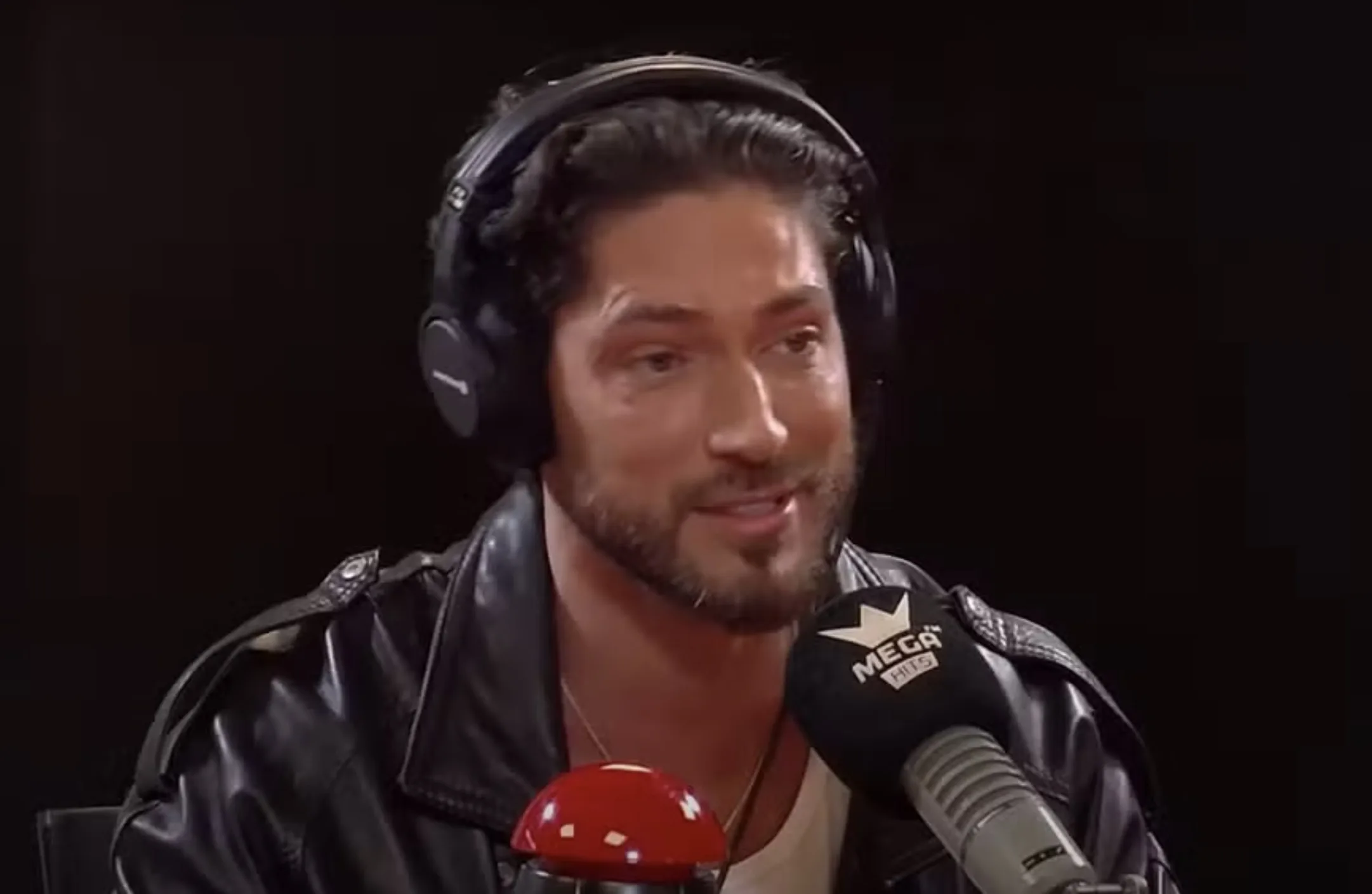 O ator Ângelo Rodrigues encerrou sua participação em “Vale tudo” e retornou a Portugal. Fora da ficção, seu nome foi associado a uma separação polêmica.