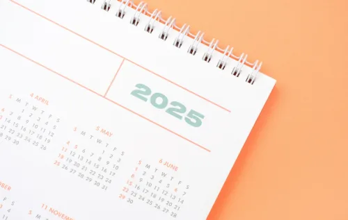 A notícia boa? Dois deles caem numa quinta-feira. Ou seja: rola emendar com a sexta e ganhar quatro dias de descanso, se a firma deixar - Reprodução / canva 