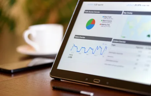 NotebookLM ganha aplicativo oficial para Android e iOS em 20 de maio. A ferramenta será otimizada para toque e poderá ser usada em celulares e tablets com novas funções - reprodução / canva