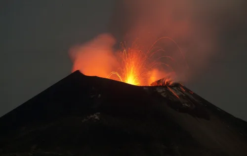 Em 1883, um vulcão na Indonésia fez história: a explosão do Krakatoa foi tão violenta que virou o som mais alto já registrado no planeta. Literalmente - reprodução / canva