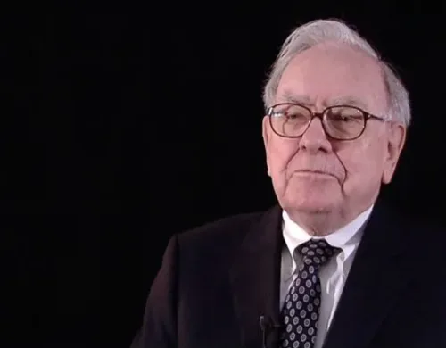 Warren Buffett se aposenta aos 94 anos e reafirma doação de 99% de sua fortuna à filantropia