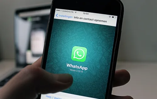 A Meta também testa novos atalhos para status e a integração do assistente Meta AI. As mudanças indicam uma ampliação no papel do WhatsApp no cotidiano digital - reprodução / canva
