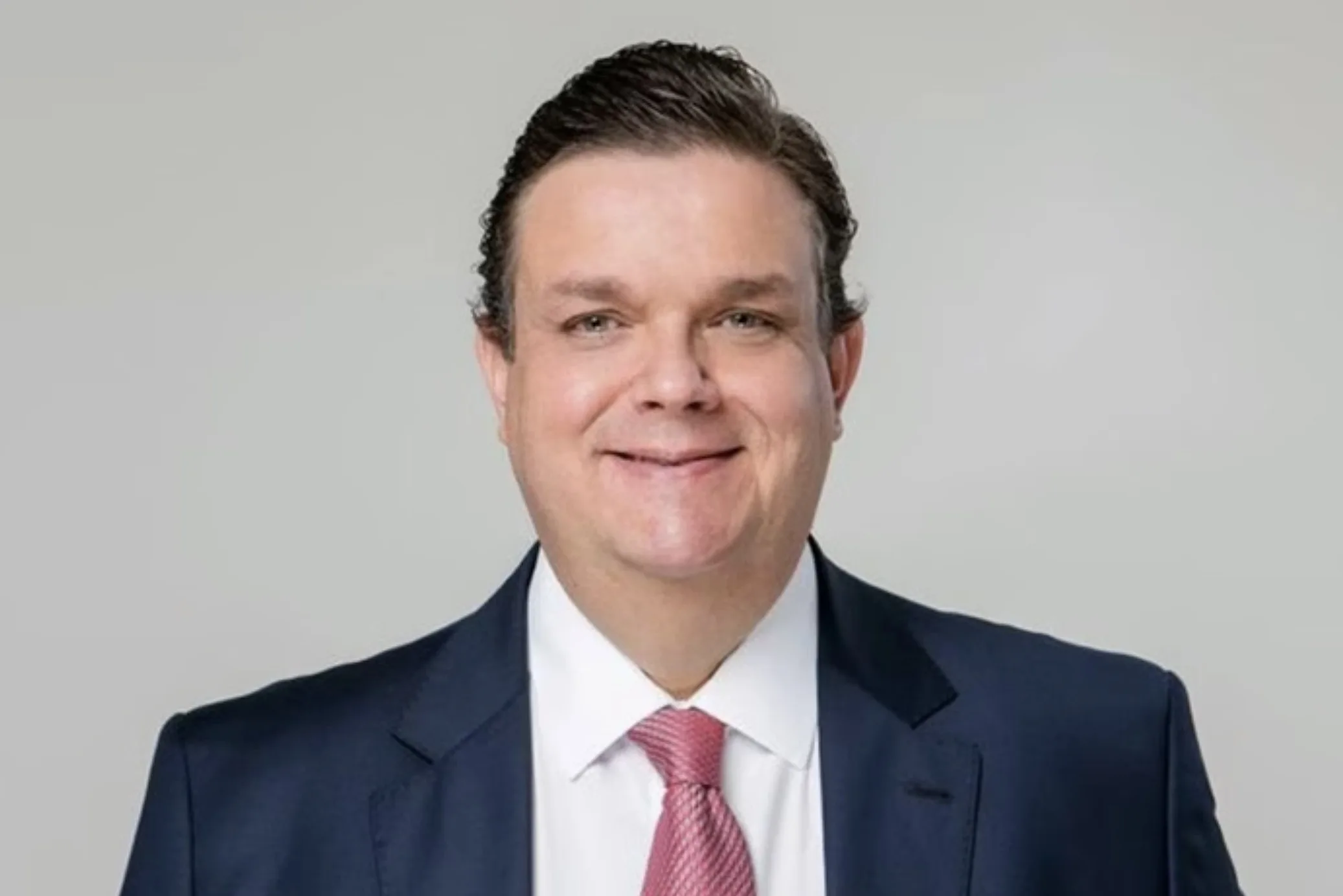 Wolney Queiroz foi nomeado novo ministro da Previdência por Lula, após a saída de Carlos Lupi, envolvido em escândalo de fraude bilionária no INSS.