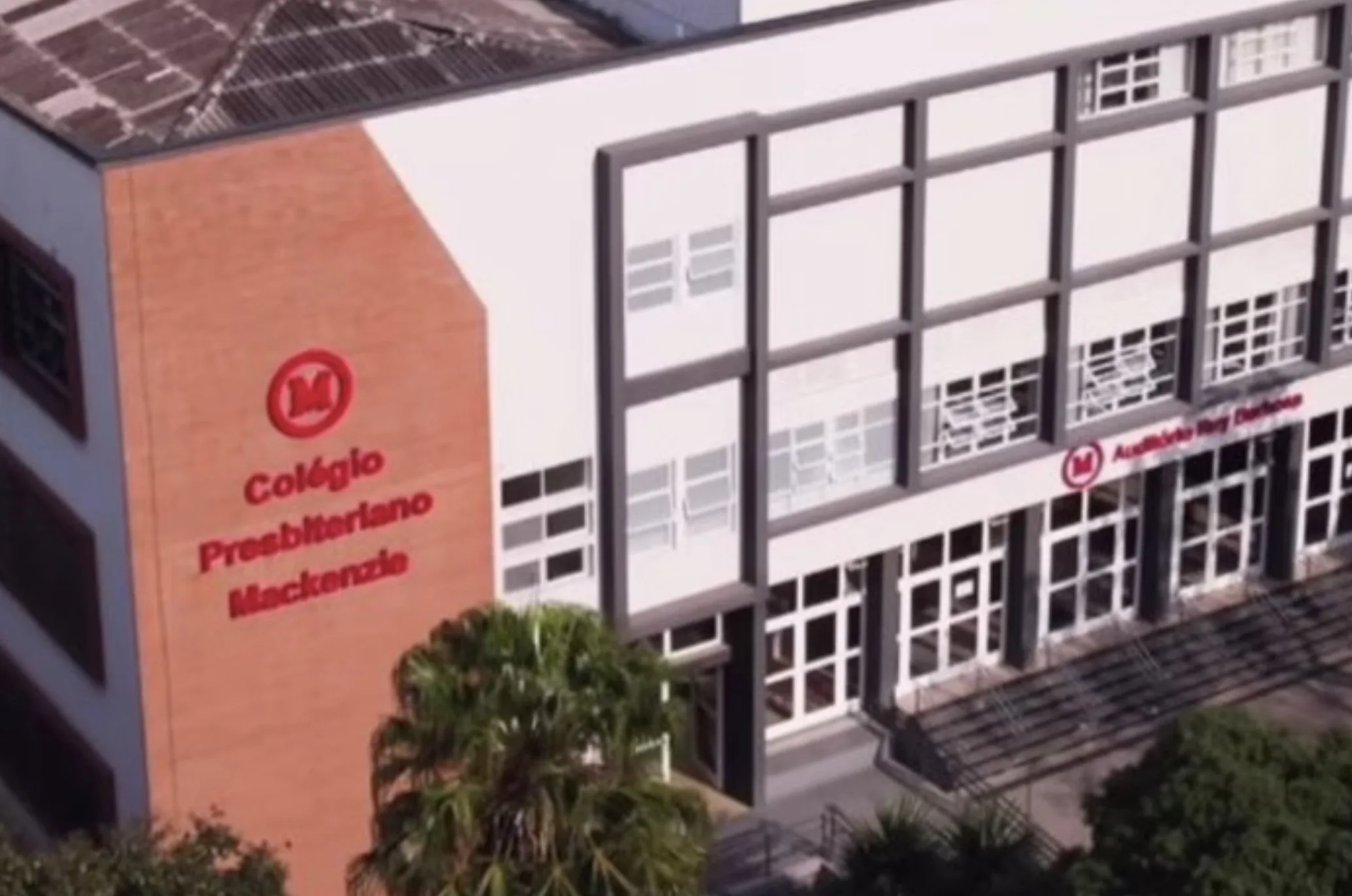 Uma estudante de 15 anos foi encontrada desacordada no banheiro do colégio Mackenzie. A família denuncia meses de racismo, bullying e homofobia sem resposta da escola.