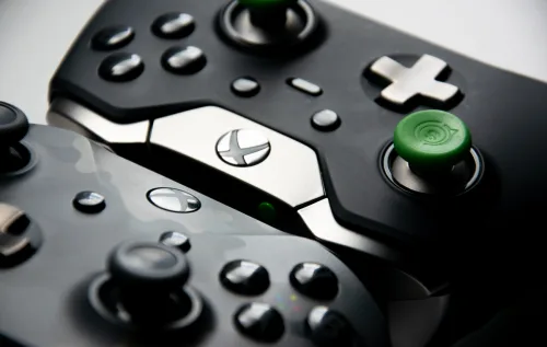 A Microsoft anunciou reajuste global nos preços do Xbox. O Series X passa a custar US$ 599,99 e o modelo especial de 2TB chega a US$ 729,99 nos Estados Unidos - reprodução / canva