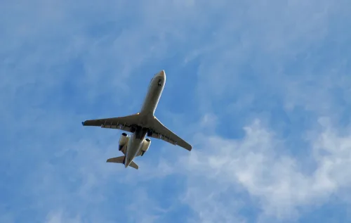 Em 1976, dois aviões supersônicos decolaram ao mesmo tempo de Paris e Londres. Era o Concorde, o avião que prometia mudar tudo na aviação - reprodução / canva