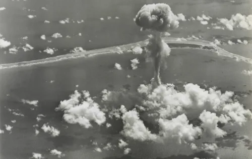 Em julho de 1945, no meio do deserto, a primeira explosão nuclear da história iluminou o céu. Era o início da era atômica - reprodução / canva