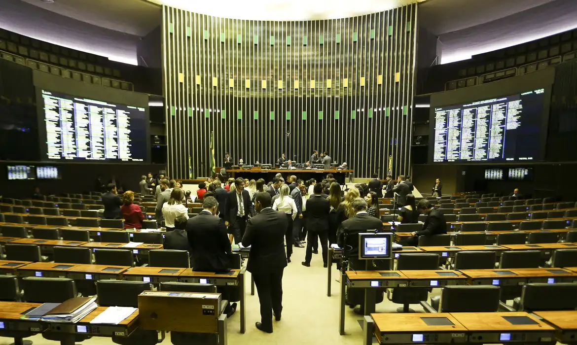 O projeto de lei 177/2023 propõe aumentar de 513 para 527 o número de deputados, com base nos dados do Censo de 2022, para adequar a representatividade dos estados - Foto: Marcelo Camargo/Agência Brasil