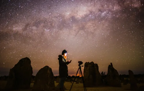 Não precisa ser astrônomo. Com olhos atentos e um cantinho escuro, você já pode acompanhar esse combo astronômico único direto do quintal - reprodução / canva