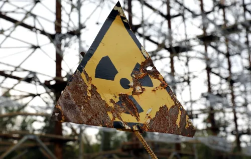 Robôs derreteram com a radiação. Milhares de trabalhadores humanos, apelidados de “biorrobôs”, limparam os destroços por apenas 60 segundos cada - reprodução / canva