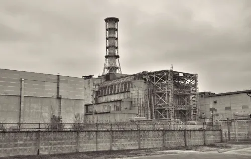Chernobyl virou uma zona fantasma. O reator está selado, mas as lições continuam vivas: ignorar riscos pode deixar marcas para sempre - reprodução / canva