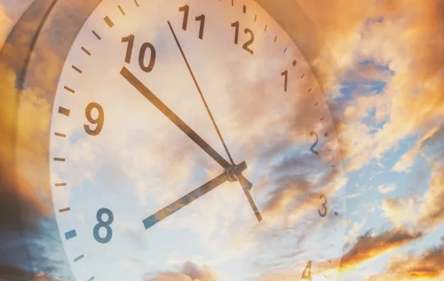 O tempo passa, e a Terra começa a ruir. O Sol cresce, engole planetas, e você vê o fim da sua casa. Agora, seu lar é qualquer canto do espaço - reprodução / canva