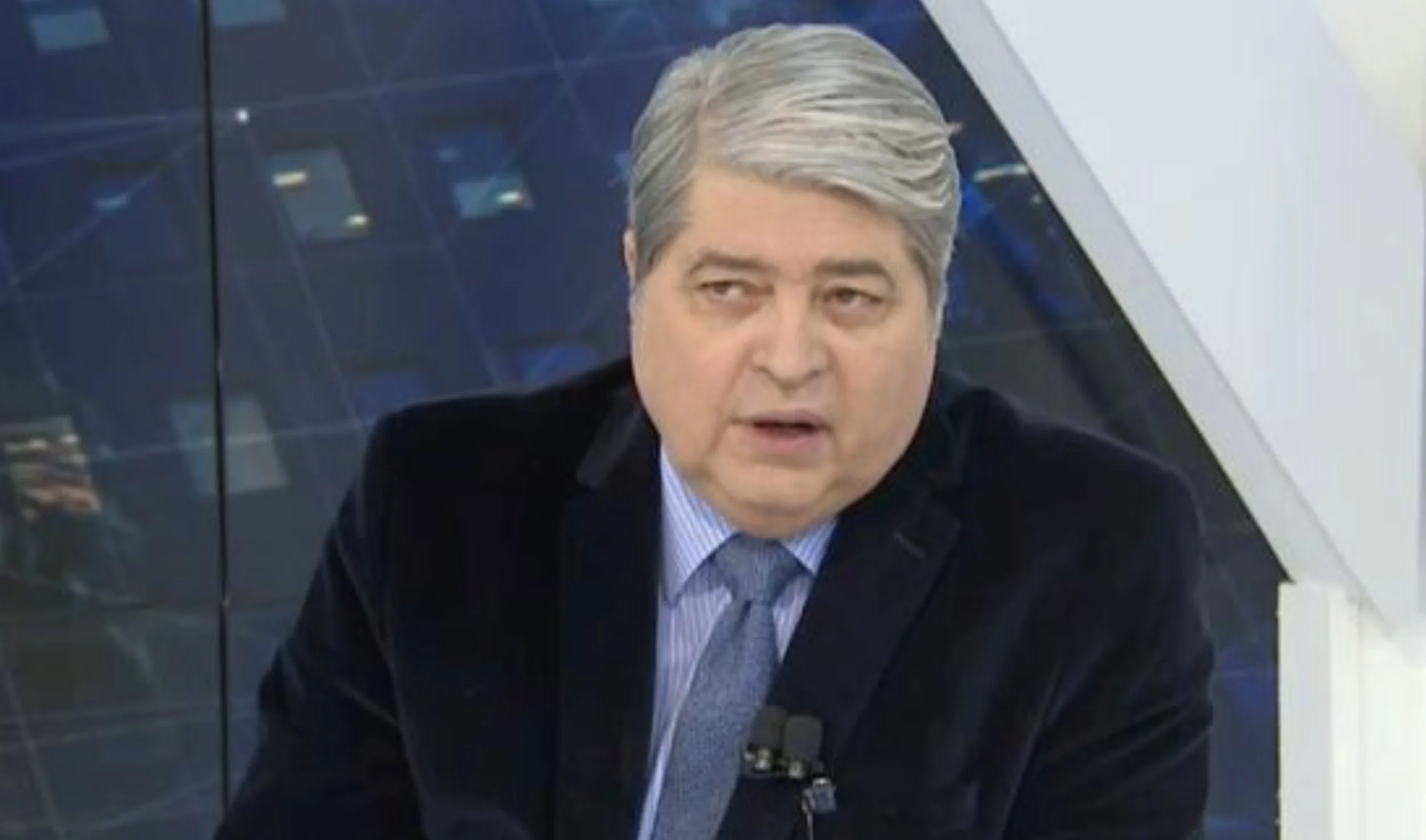 Após cinco meses no SBT, Datena se despediu dos colegas ao vivo e confirmou que não retornaria na semana seguinte, antecipando rumores de sua saída da emissora.