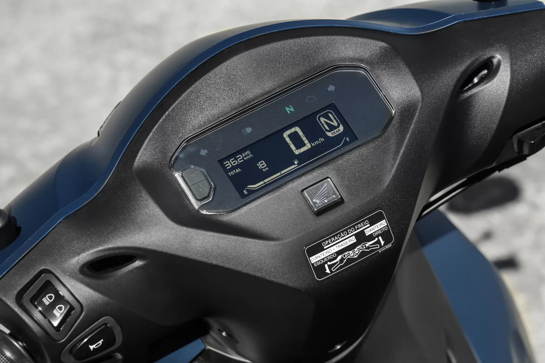 Itens como porta USB-C, gancho escamoteável, compartimento frontal e banco em dois níveis integram a lista de atualizações práticas nas duas versões da nova Biz 125.