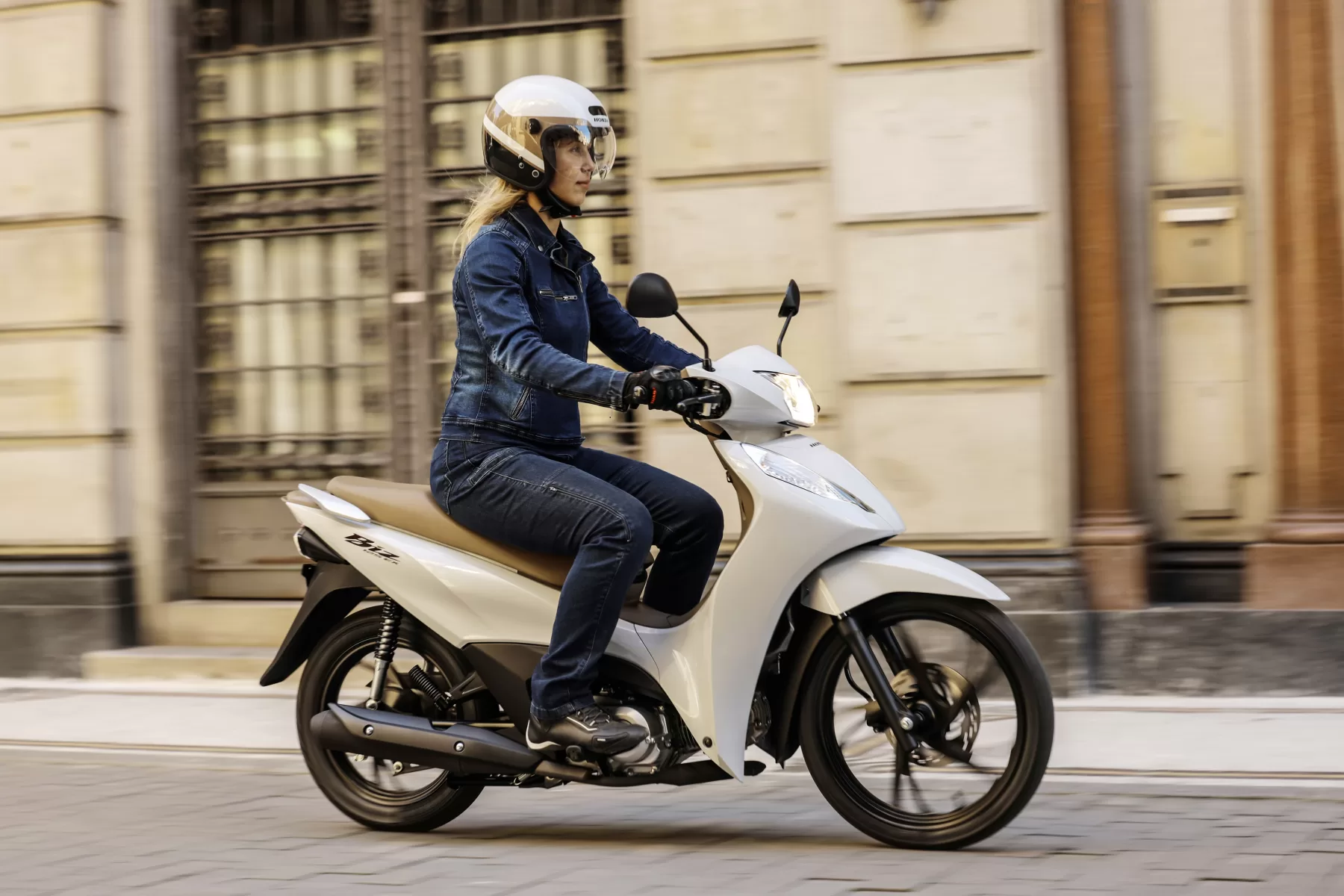 A Honda Biz 125 2025 serve como meio de transporte urbano prático, econômico e fácil de conduzir, ideal para quem busca mobilidade acessível no dia a dia com baixo custo de manutenção.