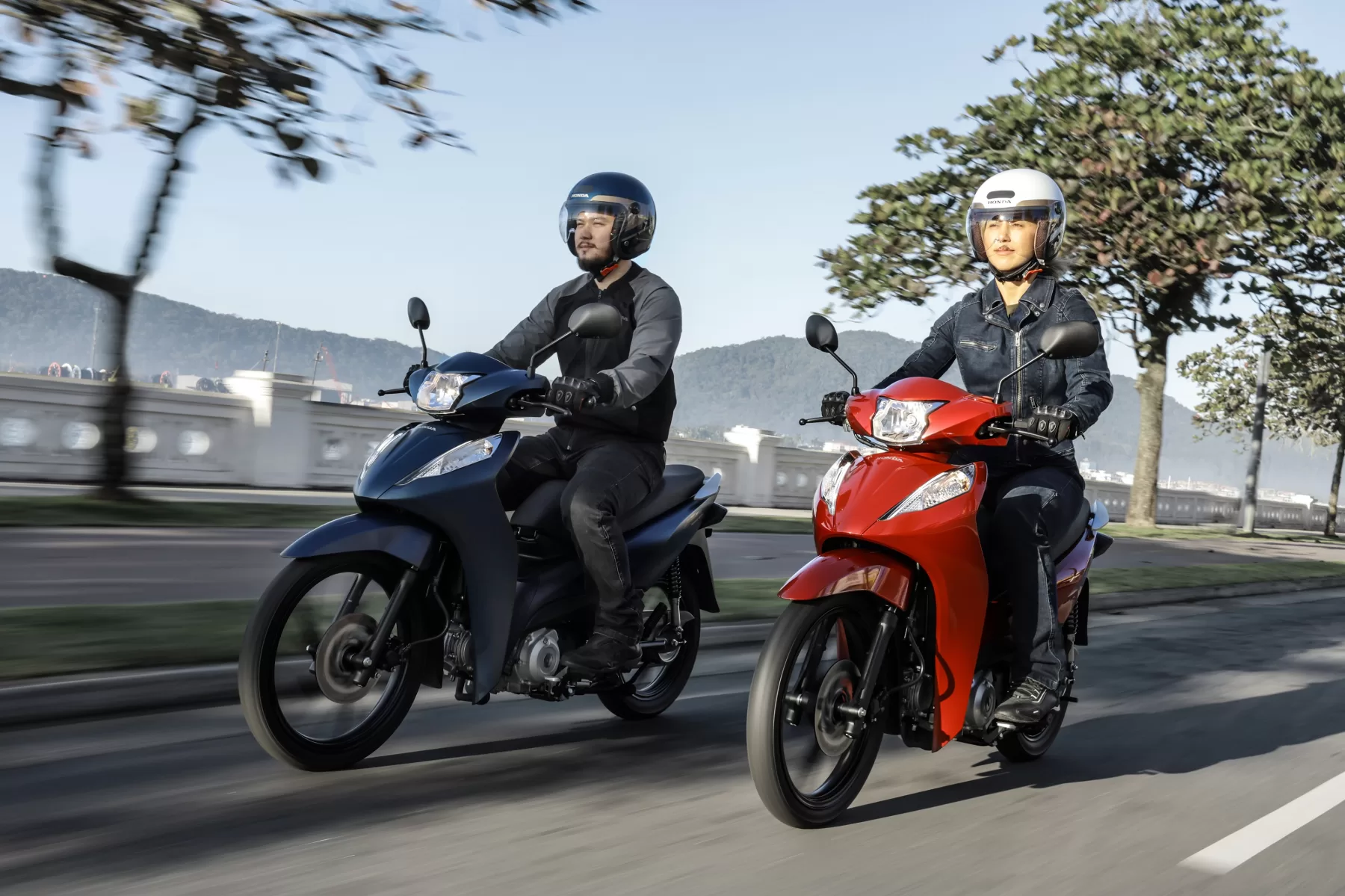 O consumo médio de 62,8 km/l permite autonomia de até 314 km com um tanque de 5 litros. A nova corrente de transmissão reduz perdas e melhora a durabilidade do conjunto mecânico.