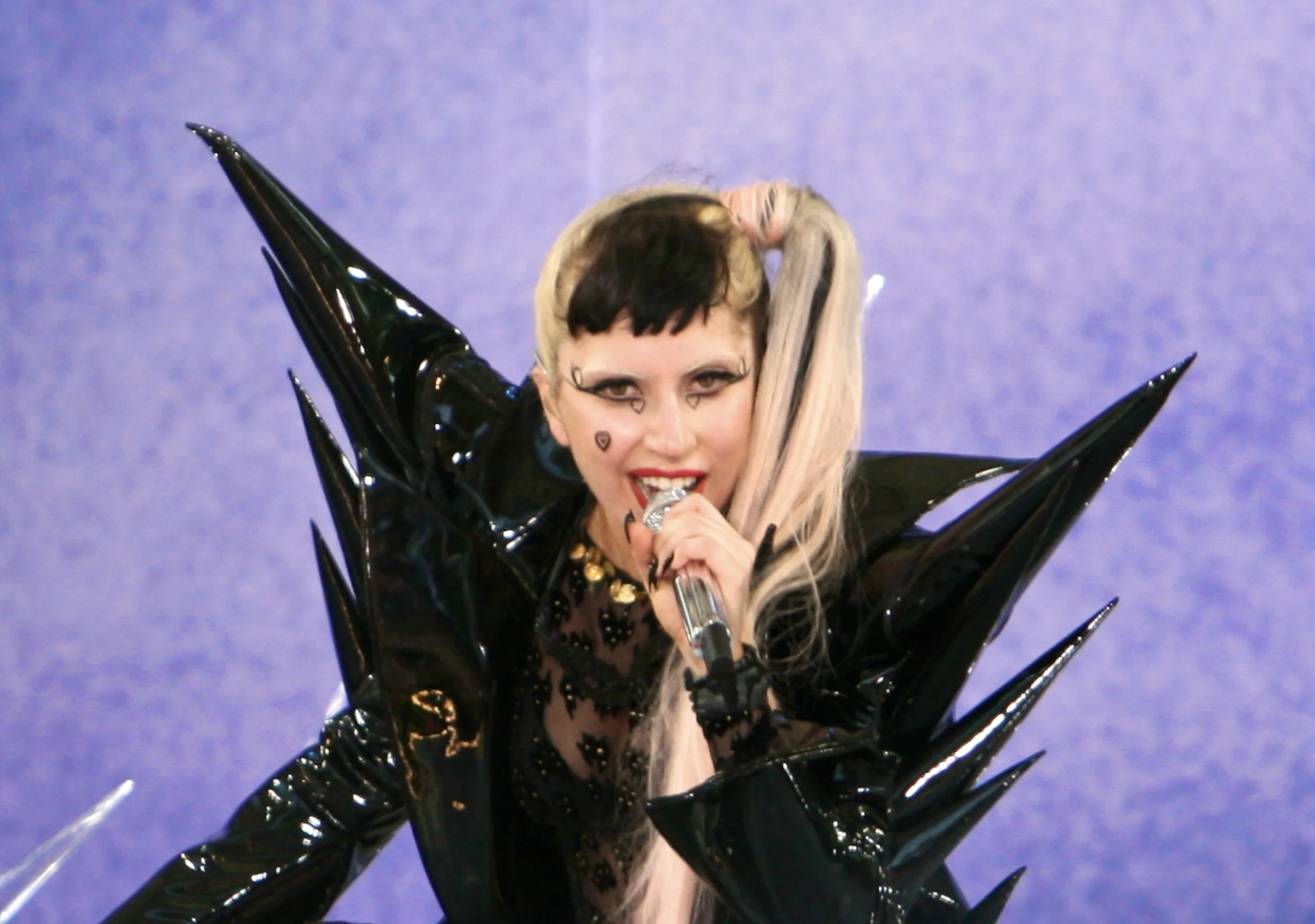 Lady Gaga nomeou seus fãs de little monsters em 2009 e o termo deixou de ser apelido para se tornar símbolo de pertencimento com gestos, tatuagens e até manifesto oficial - Foto: TJ Sengel / Flickr