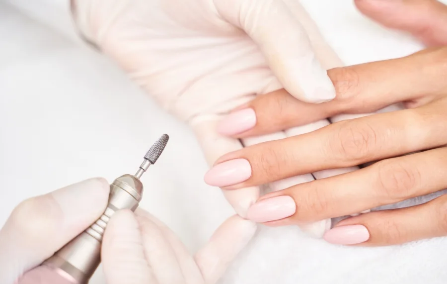 Manicure russa cresce nos salões, mas divide especialistas por riscos à saúde das unhas e cutículas