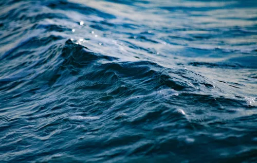 Saber o que tem lá embaixo ajuda a prever tsunamis, entender o clima e até instalar internet. Mas também abre espaço pra mineração - reprodução / canva