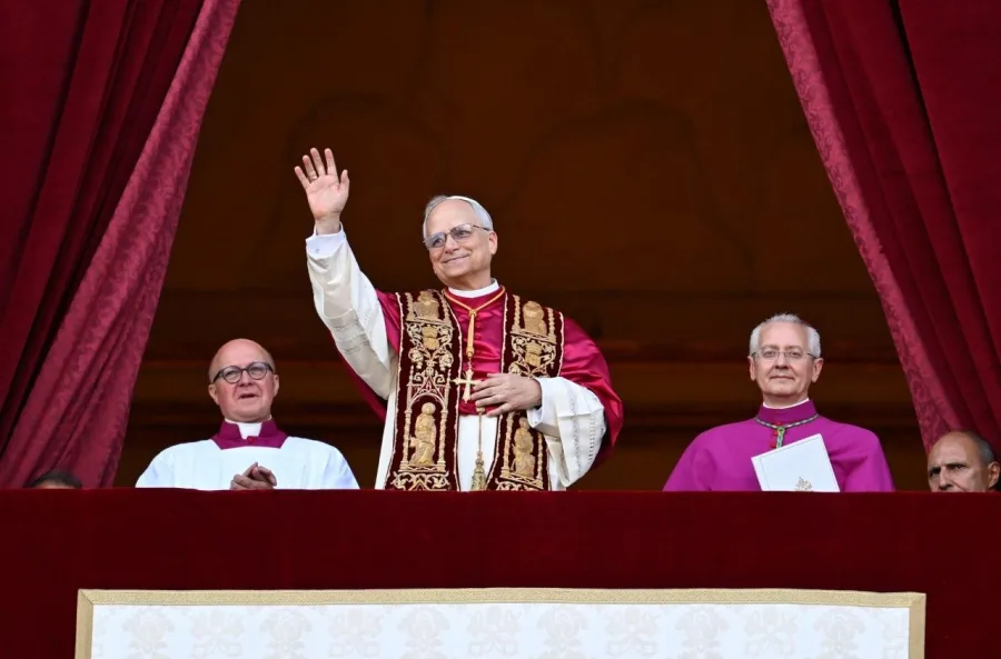 Robert Francis Prevost é eleito papa Leão XIV após fumaça branca no Vaticano