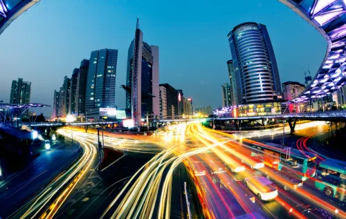 A teoria de Einstein prevê que, para quem está em alta velocidade, o tempo passa mais devagar. Então, para Bruno, apenas 6 anos se passam. Mas e para Alberto - reprodução / canva